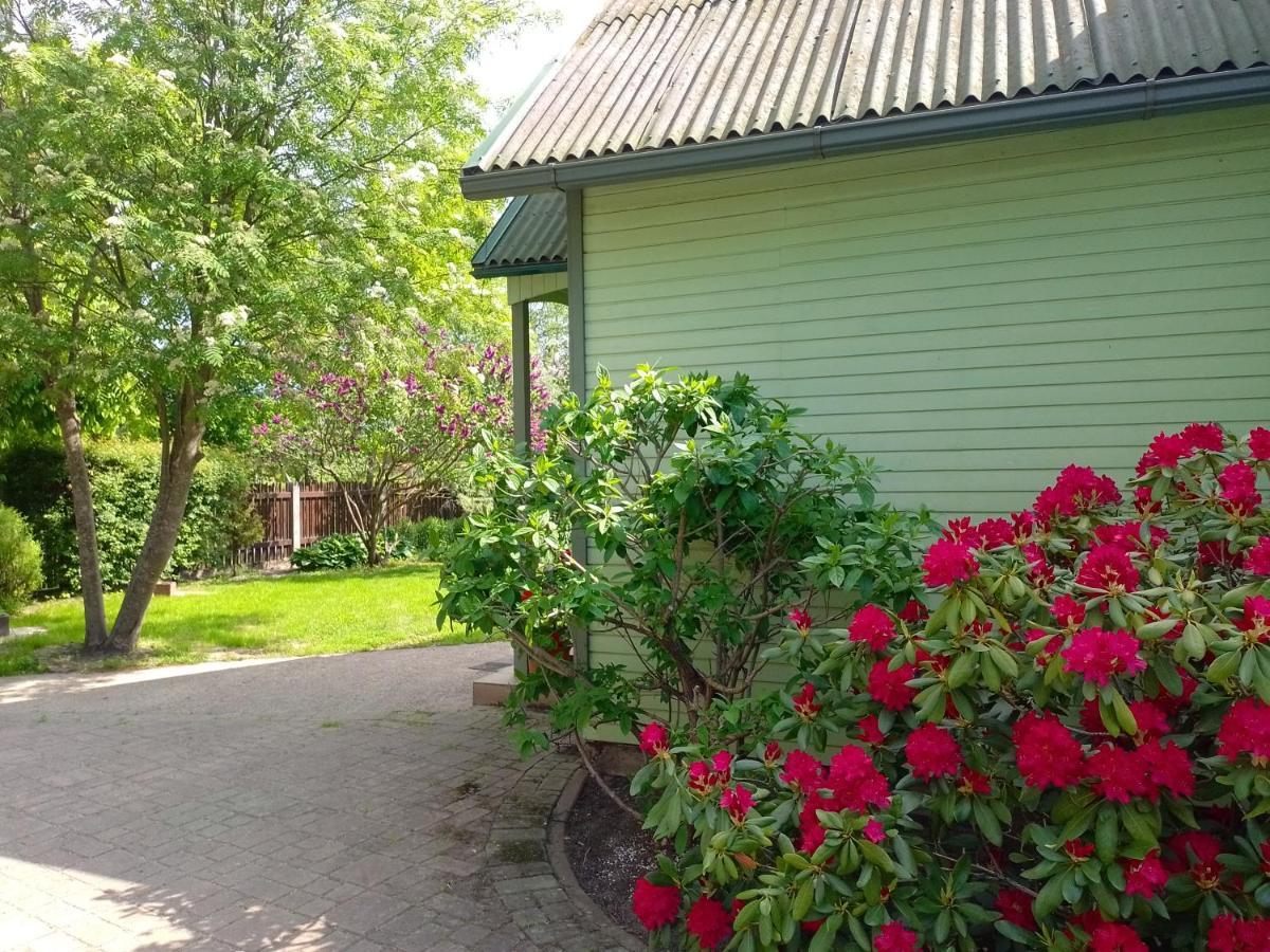 House, Garden & Sauna. Free Parking. Train Stop-200 M. Sea-1 Km. Jurmala Ngoại thất bức ảnh